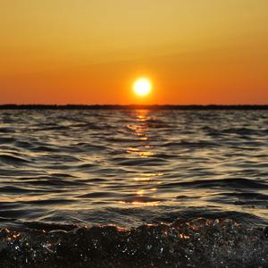 落日亲吻银光海