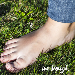 단풍나무 아래 오래된 그네