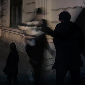 上山的人别嘲笑下山的神