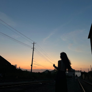 雪地里的诗行与雕像