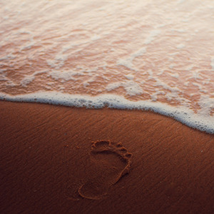 Mengingatmu Adalah Luka