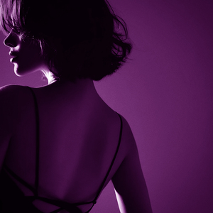 Она мило улыбается