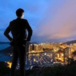 她就站在那棵树下等我