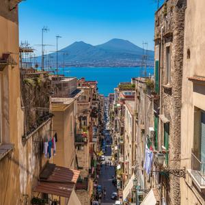 Cammenann sotto 'o cielo 'e Napule