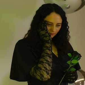 Розой черной