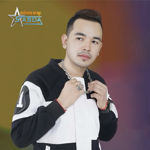 ដៃឆ្វេងដៃស្ដាំបងដណ្តើមគ្នាជូតទឹកភ្នែក