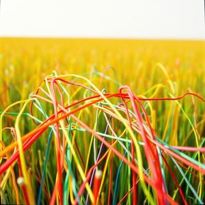 見上げた空 同じ風が吹いてる 君も世界も見えない糸で結ばれてる