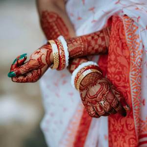 गोरी बहियां हरी चूड़ियां