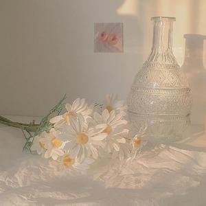 青鸟不传云外信，丁香空结雨中愁。