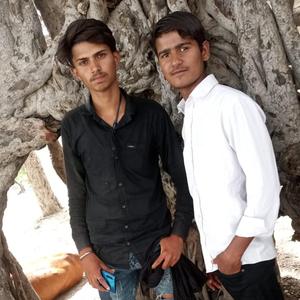 लहंगो झलरी को बिजगो गोदी म लेले री..
