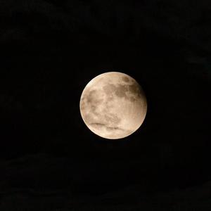 高高挂起的月亮