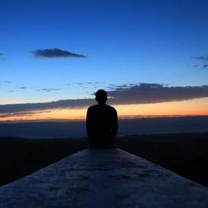 谁叫我爱的人是你 伴奏