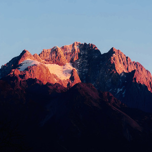 日照金山 Golden Peaks