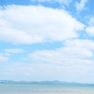 空の青が君を隠す