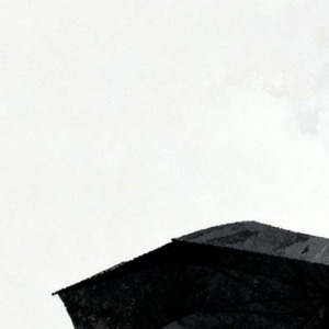 差し出された傘