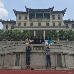 陪着我喜欢的你漫步在厦门鼓浪屿的小店捡拾白城沙滩的贝壳观赏芙蓉隧道壁画展却不敢让你知道