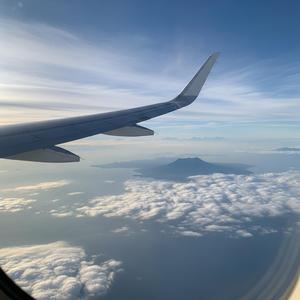 새처럼 높이 날아가는 우리 비행기