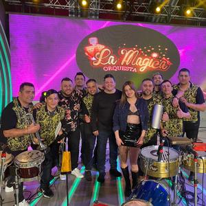 enganchado 2(la puerta, noches vacias, no te quedes afuera, como marea, sigo el ritmo) (En vivo)