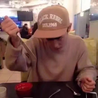 她早就不喜欢花了