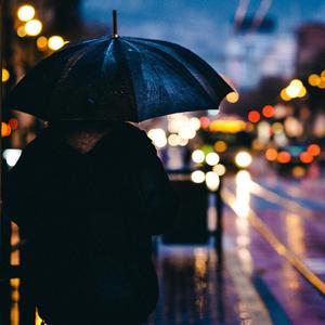 城市灯火阑珊，无人知我悲欢