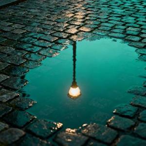 檐下听雨声