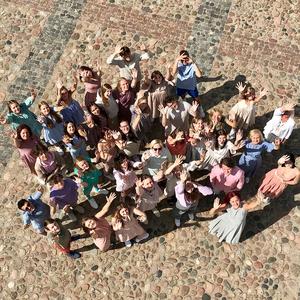 Ai, tu, mana brāļa sēta (feat. Knīpas un Knauķi, Mazā prinča planētas, Spurgaliņas, KPTT, Roberta Kumsāre, Eremijs Sējāns, Andris Sējāns, Leons Sējāns, Liene Sējāne, Anrijs Grinbergs & Roberts Rasa)