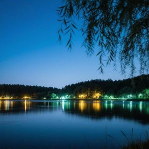 夜色迷离映心湖