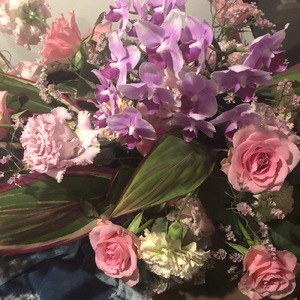 死にゆく人と花びら、儚く凛として