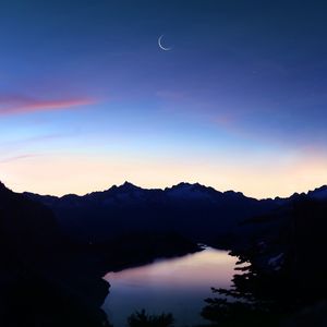 月光把爱恋洒向湖面（纯音乐）