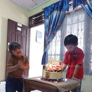 Bayi Ketawa Dikelitikin Kaka