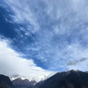 集市烟火与风琴韵