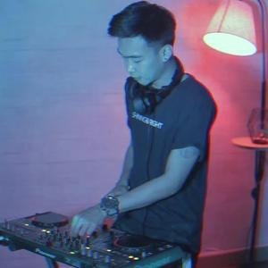 Aduh Mamae Ada Cowo Baju Hitam