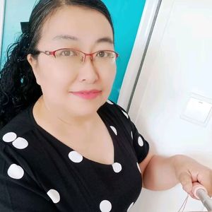 一人撑伞两人行