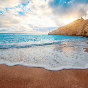 在街角的咖啡店 玻璃窗上映出笑脸