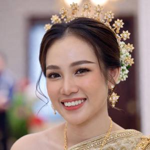 ស្រីស្រស់ស្រងាំ