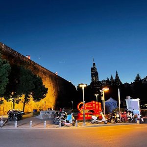 每个城市都会下雨 像我到哪都会想你