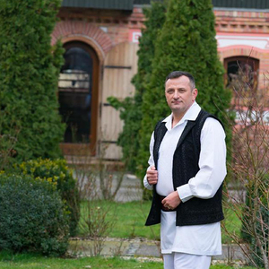 Azi In Sat E Sarbatoare