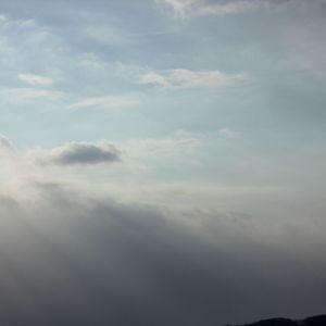 漫过山岭的薄雾