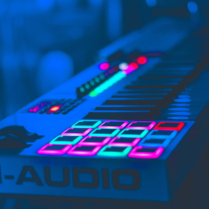 落泪也变得熟练 (健身房运动音乐)