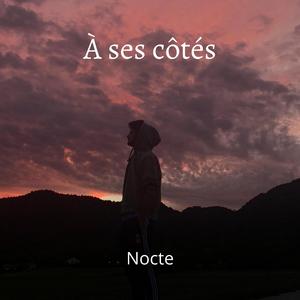 À ses côtés
