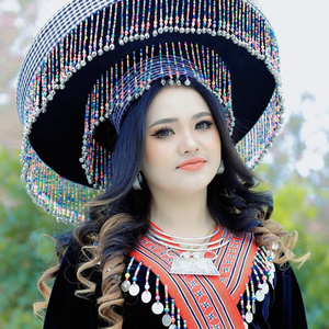 Tseem Ua Nkauj Xwb Nyob Tos Vaj Nraug Hmoob