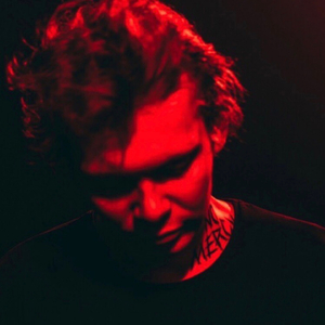 волосы за висок