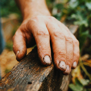 Mierda en las uñas