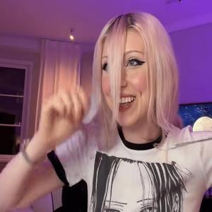 LINZOR CUTTIN HER OWN BANGS