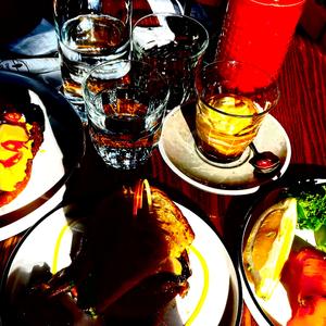 在那看似即將墜落的天空下