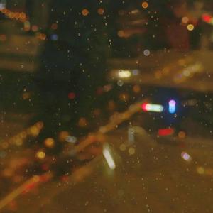 你是暴风雨，我打着伞爱你