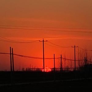 姑娘，请稍等片刻。