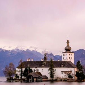 旧灯塔的雾雨夏