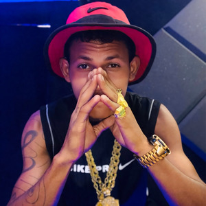 COMENDO ELAS TODA MADRUGADA