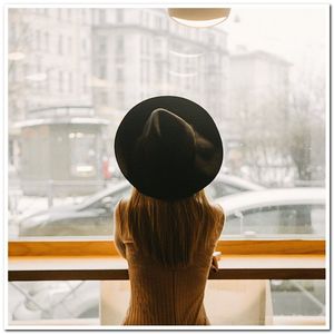 月光下壁炉旁的静谧之音